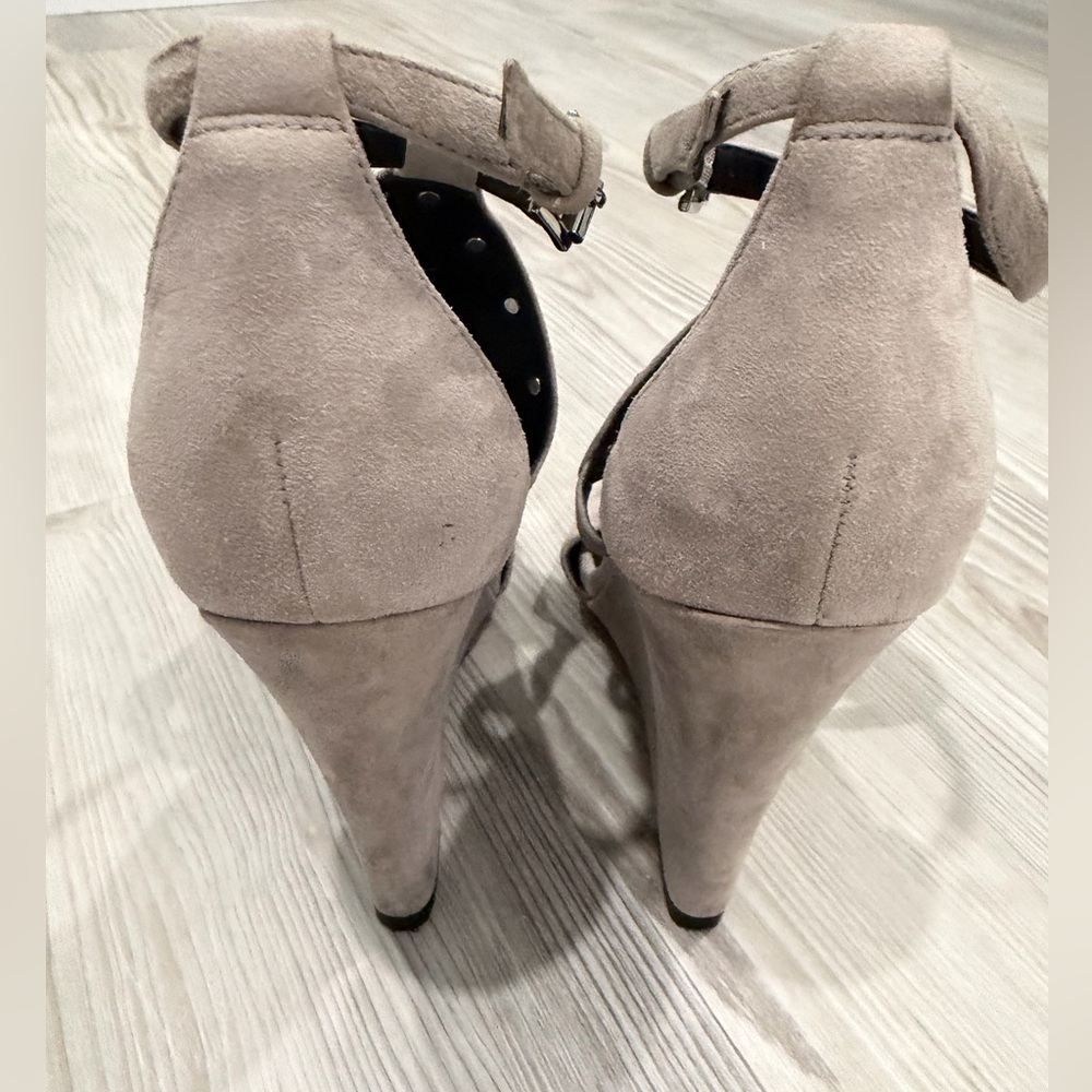 KENDALL & KYLIE Women’s Suede Wedge Sandal Heels. Size 7.5. Grey. Grommets. EUC - Picture 4 of 9